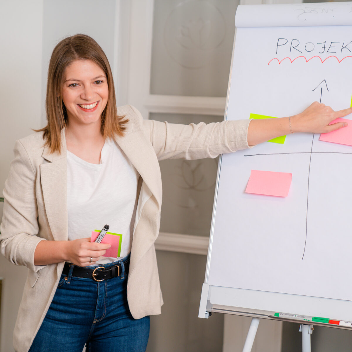 Szinergia tréner projektmenedzsment képzésen, flipchart előtt