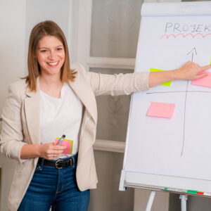Szinergia tréner projektmenedzsment képzésen, flipchart előtt